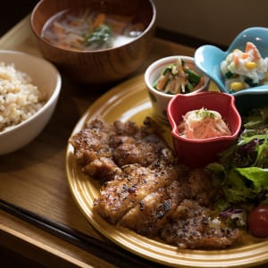 沖縄県那覇市｢Organic cafe/楽ロビkitchen.｣(ラクロビキッチン) /『I♡MEプレート』おからこんにゃくの和風炙りチキン風 